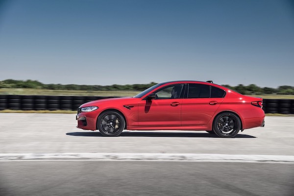 En equipos de seguridad estándar el M5 incluye ABS en las 4 ruedas, frenos antibloqueo con características avanzadas, control de tracción y estabilidad, airbags laterales, airbags delanteros de rodilla, apoyacabezas activos y BMW Assist.  El control de crucero adaptado pasa de frenar a acelerar suavemente y mantiene su velocidad establecida en pendientes empinadas.   La asistencia para mantenerse en el carril, ayuda a que el automóvil se mantenga centrado sin forzar el control del volante.  Los frenos son suaves y la dirección es precisa y sensible. La transmisión proporciona cambios rápidos, lo que hace que el poderoso motor sea fácil de dominar.